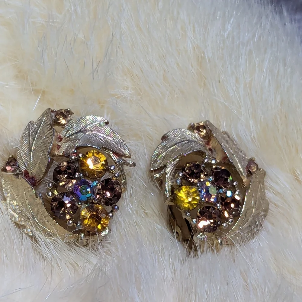 Lisner Earrings Gold tone leaf rhinestone colorful clasp Aurora Borealis Vintage
